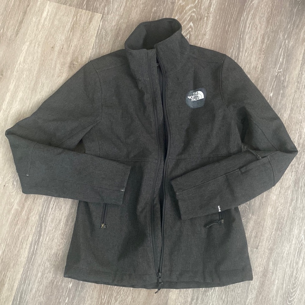 The north face women’s gray zip up windwall jacket xs